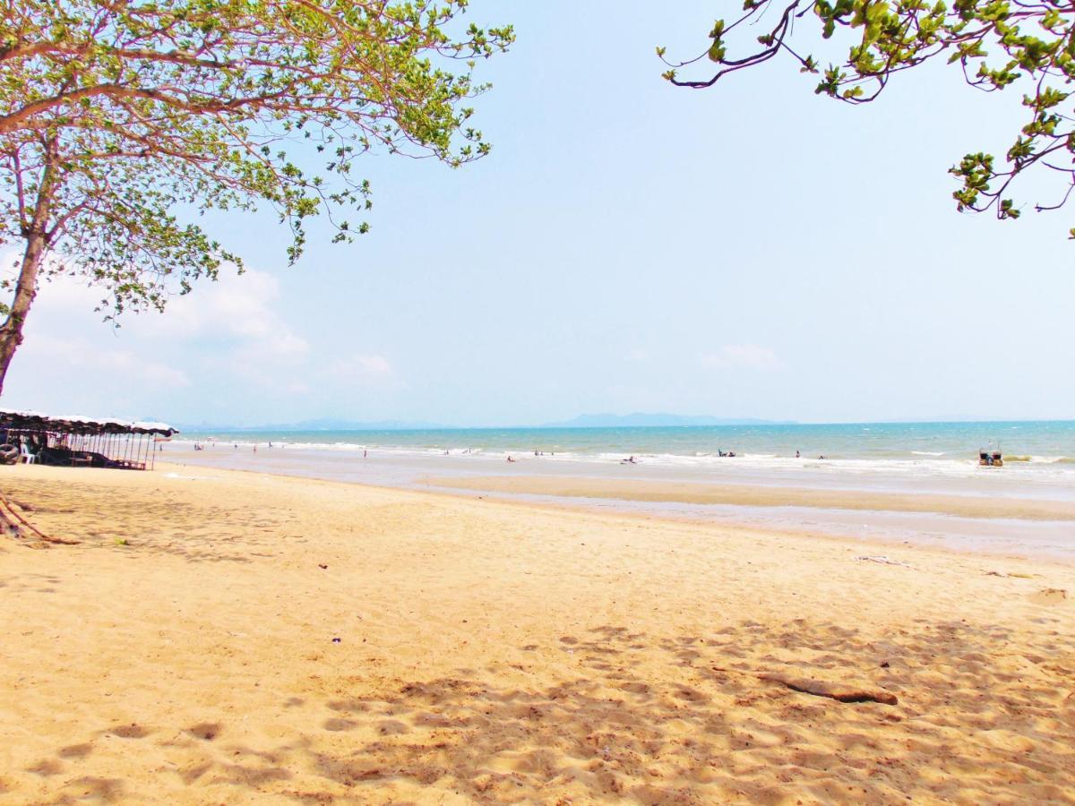 Sea View Beachfront Condos Pattaya Csomtien-part Kültér fotó