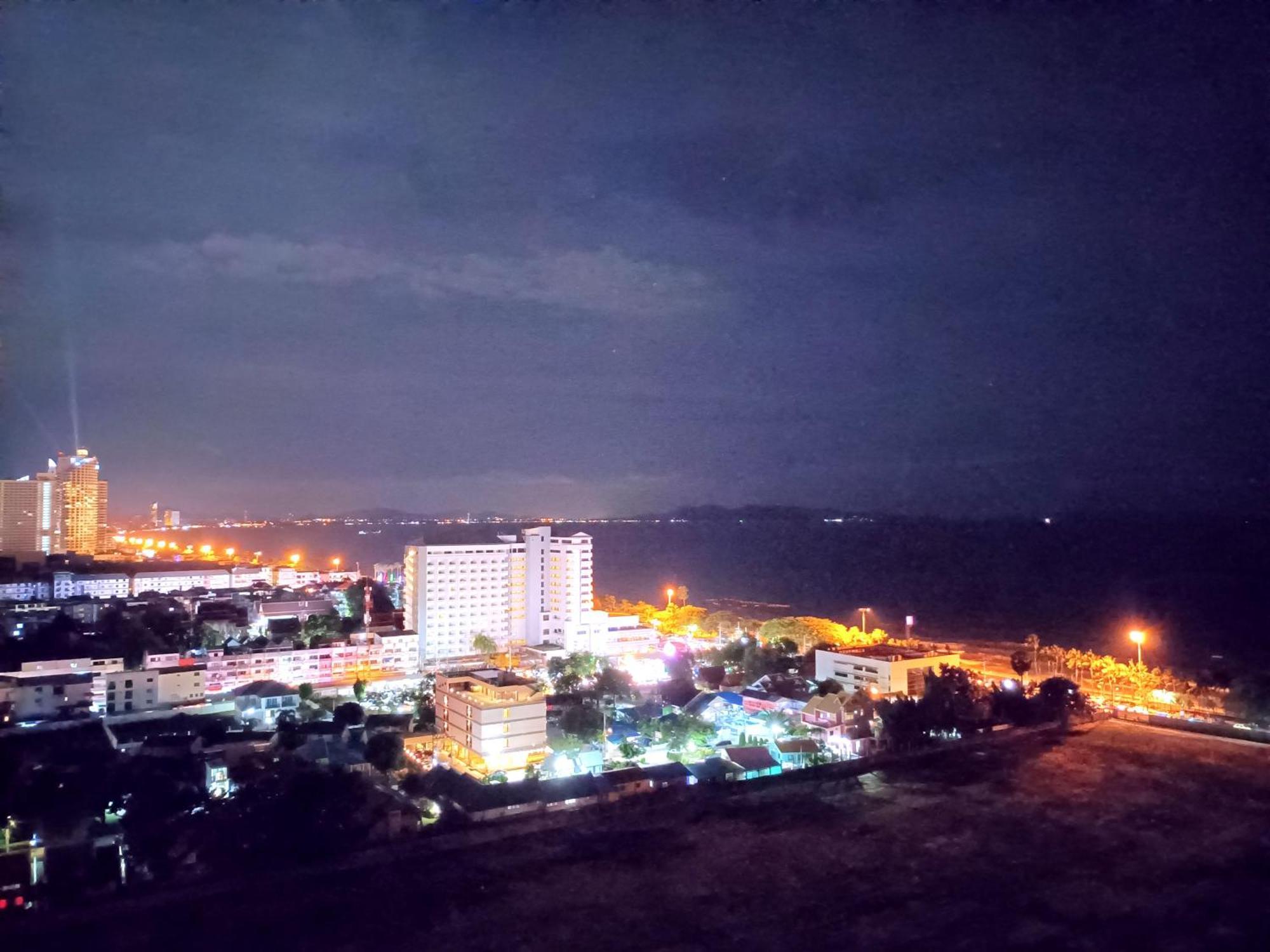 Sea View Beachfront Condos Pattaya Csomtien-part Kültér fotó